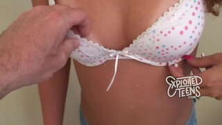 De 19 ani teen fute si primeste o gura plina de sperma