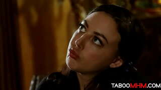 Stepdad baise sa belle fille comme un professeur qui punit une salope d&#039;écolière