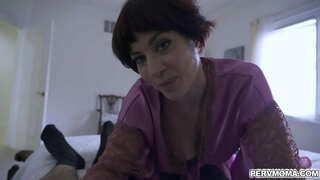 مامان Jessica Ryan طول می کشد در پسر زن او به مکیدن دیک جوان خود