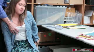 Թխահեր բռնել են գողություն է խանութ եւ սպա պատժում է նրան.Նա щупает նրա ծիծիկներ եւ գերիշխում է նրան, որ նա արել նրան մինետ.Հետո նա դասակարգել ըստ նրա նշան