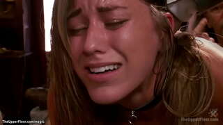 Marbuta samra ma sess Rilynn Rae squating fuq vibratur fuq jeħel u jivvibra ċaqliq imbagħad mal-Casey Transesswali anali ġermaniż fl-asjatiċi parti fil-parti ta&#039;Fuq l-Art