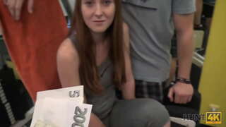 HUNT4K. Cuckold alang sa cash nagtugot hunter sa fuck sa iyang GF sa mga walay sulod nga gym