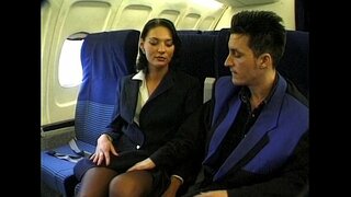 Femèl bote mete stewardess inifòm vin foutu sou yon avyon