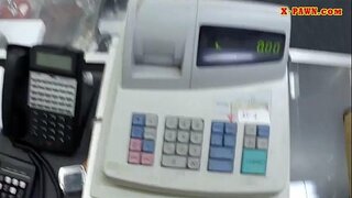 ʸ�발의 아기를 판매하고 그녀의 가방을 두드리고