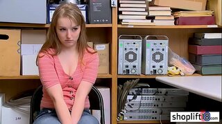 ���રમ યુવાન છોકરી ચોર દ્વારા fucked એક ભ્રષ્ટ કોપ