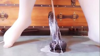 ASYANO BABAE TINATANGKILIK UPANG MAGING