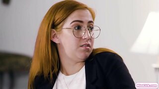 ورزش ها داغ و او را شریک در جرم و جنایت در حال برنامه ریزی در بزرگ بعدی خود را هدف.ناگهان او افسر عفو مشروط می رسد و بررسی شریک زندگی خود را.عمل آنها مانند یک زن و شوهر و اثبات آن را به مامور.آنها شروع به بوسیدن و لیس هر یک از دیگران گربه.