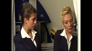 Horny mpanamory fiaramanidina iray janga lehilahy mitaiza kely ny fitaovana ao amin&#039;ny bar