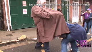 Issiq Milfs Yangi Orleandagi Munchoqlar Uchun Ko&#039;chalarni Bosing