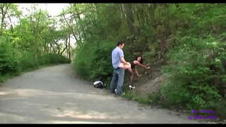 Voalohany dia mikasika ny hafa ao amin&#039;ny bar, ary avy eo izy ireo handeha any fuck ao amin&#039;ny zaridaina an&#039;ny daholobe